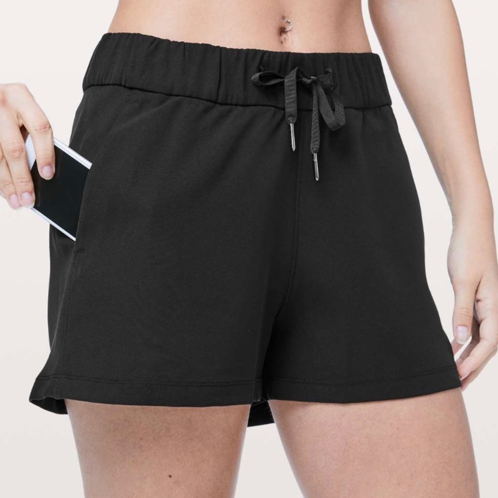 Lululemon On The Fly Short Woven 2.5" Black Size 4